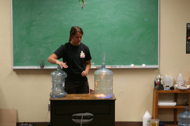 2011/06(June)/Troop-214-Summer-Camp/3-Camp-Wehinahpay/640x480_2011-06-29-Camp-Wehinahpay-Space Museum-20-vacuum-experiment.JPG